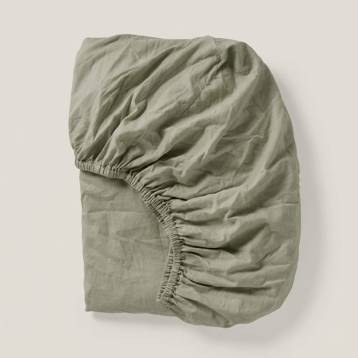 Cearșaf cu elastic TENCEL™ percale, culoarea Laurel Oak, cu elastic pe toată marginea, potrivit pentru saltele înalte.