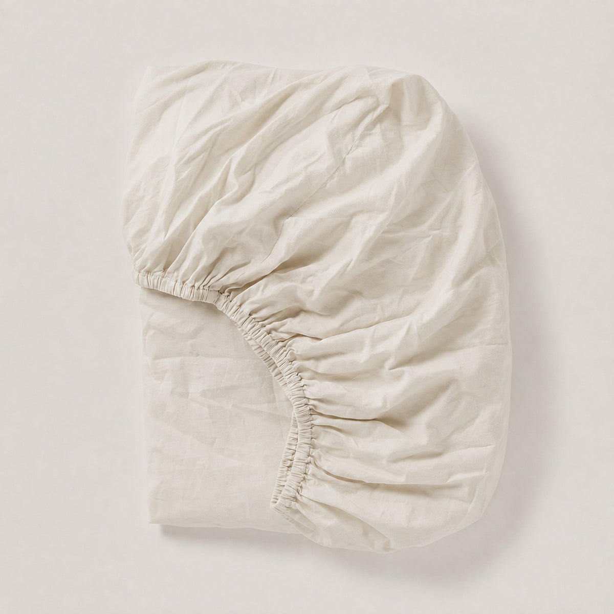 Cearșaf cu elastic TENCEL™ percale, culoarea Snow white cu elastic pe toată marginea, potrivit pentru saltele înalte.