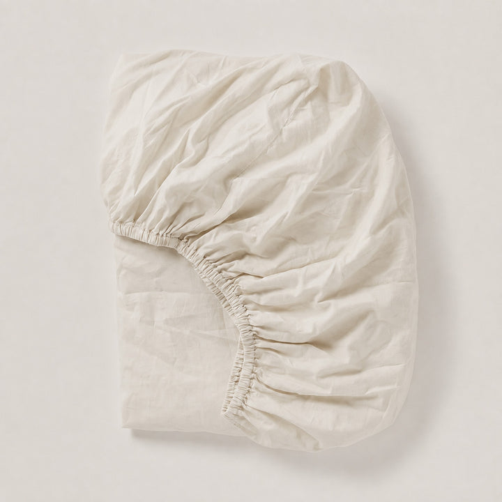Cearșaf cu elastic TENCEL™ percale, culoarea Snow white cu elastic pe toată marginea, potrivit pentru saltele înalte.