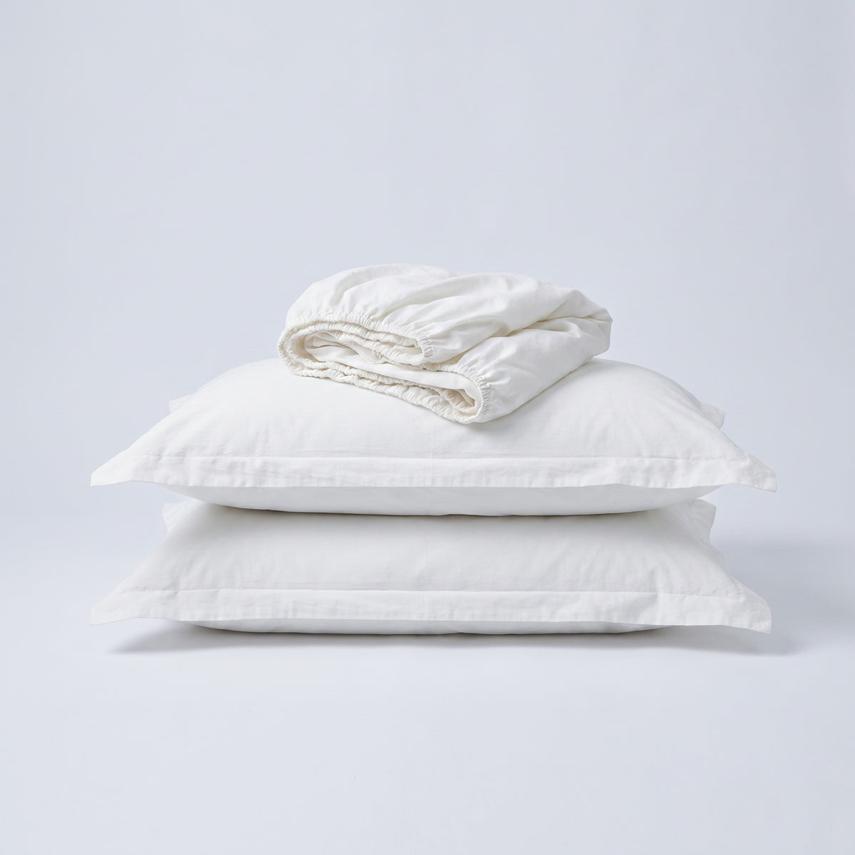 Set esențial TENCEL™ percale, cearșaf elastic și două fețe de pernă, culoarea Snow white.
