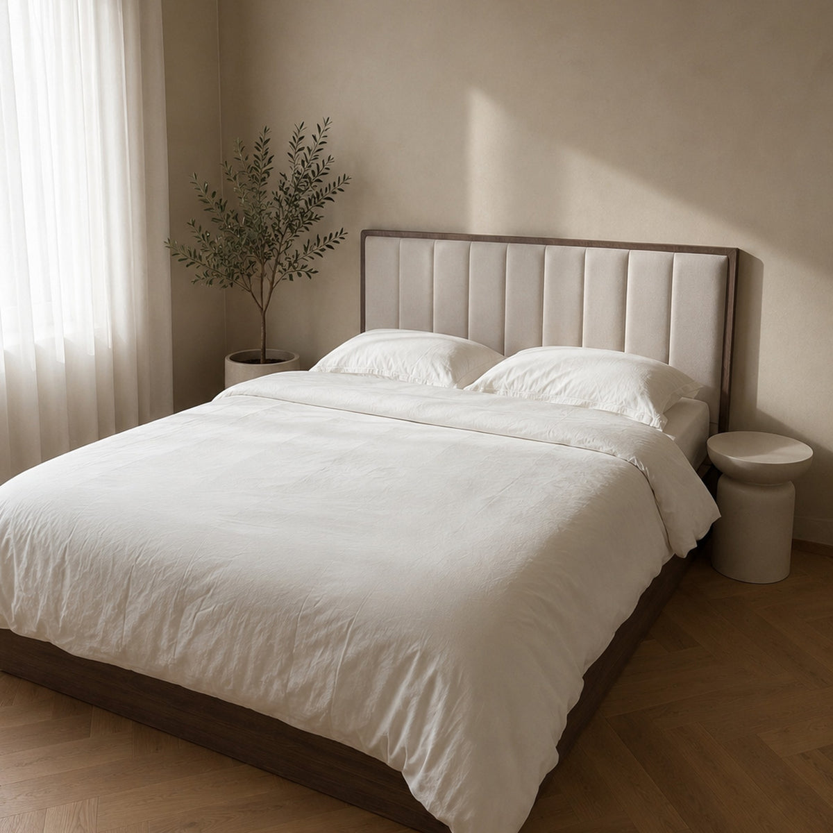 Dormitor cu lenjerie de pat din tencel, Snow White, tăblie tapițată și lumină naturală