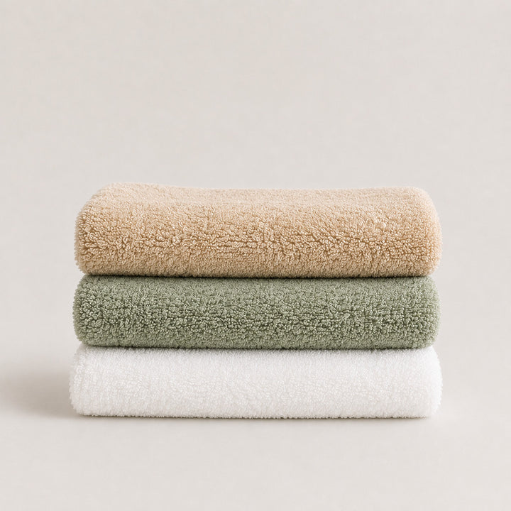 Trei prosoape TENCEL™ și bumbac împăturite, în Angora, Laurel Green și Snow White