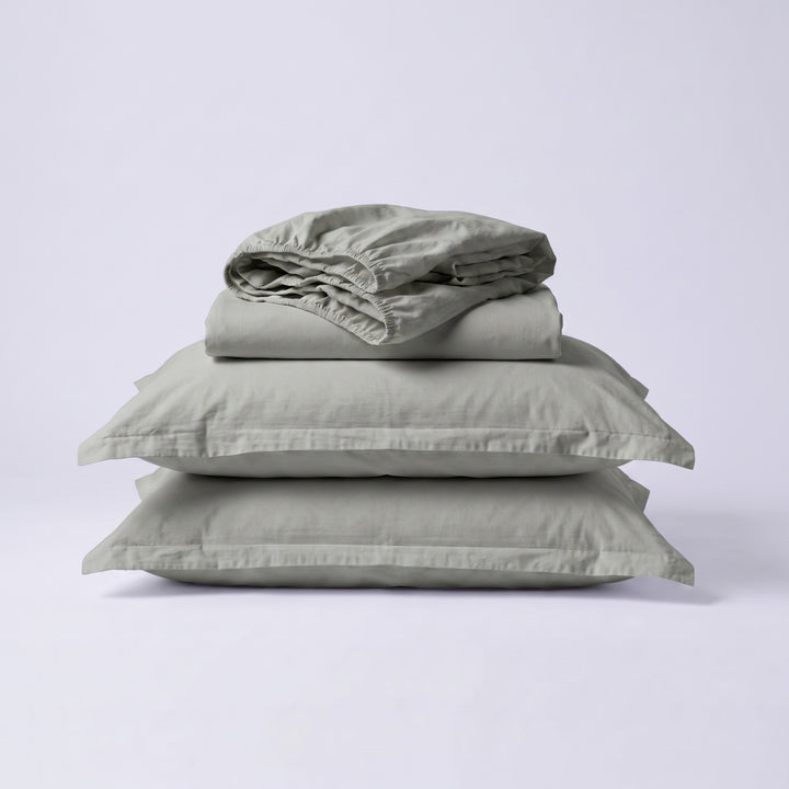 Set complet lenjerie TENCEL™ percale în laurel oak:  husă de pilotă, cearșaf cu elastic și două fețe de pernă