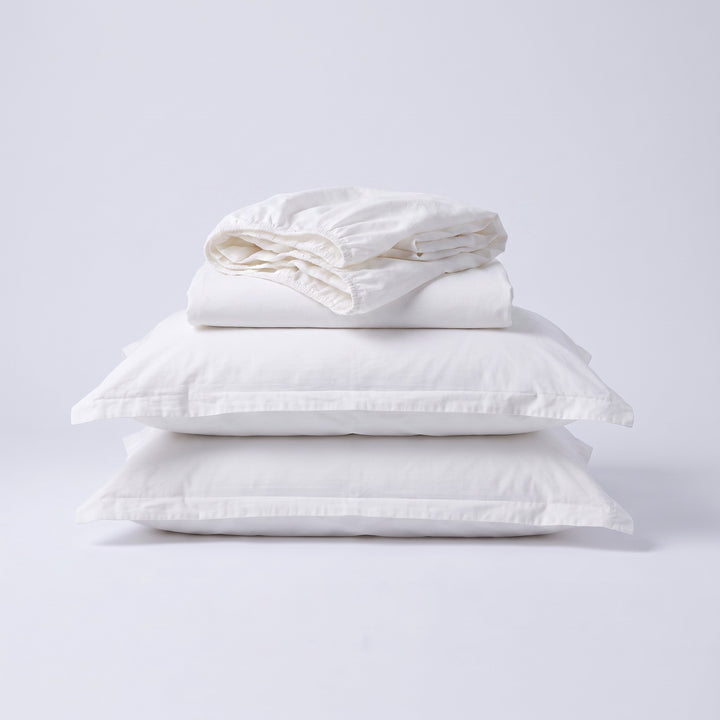 Set complet lenjerie TENCEL™ percale în snow white: husă de pilotă, cearșaf cu elastic și două fețe de pernă